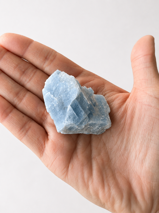 Calcita azul en bruto, otra vista de la piedra