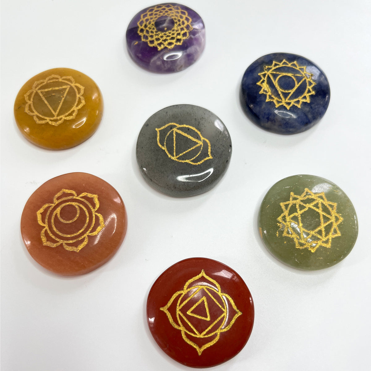 Las 7 piedras de los chakras en círculo: amatista, sodalita, labradorita, aventurina verde, aventurina amarilla, aventurina naranja y jaspe rojo