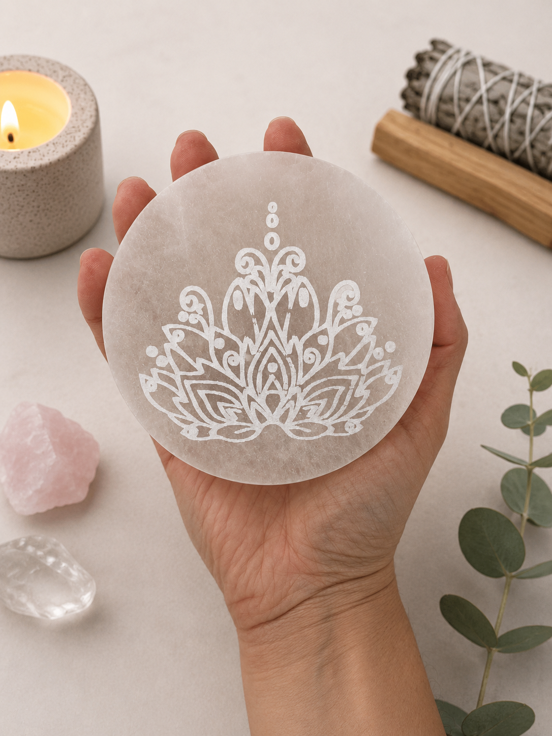 Placa de selenita con flor de loto, detalle del grabado