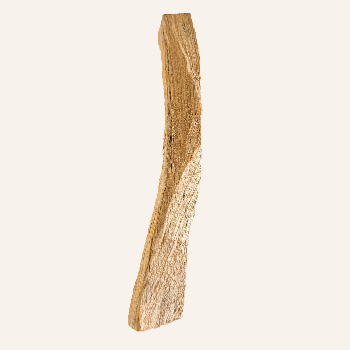 Varita de palo santo natural en primer plano, madera aromática de Sudamérica