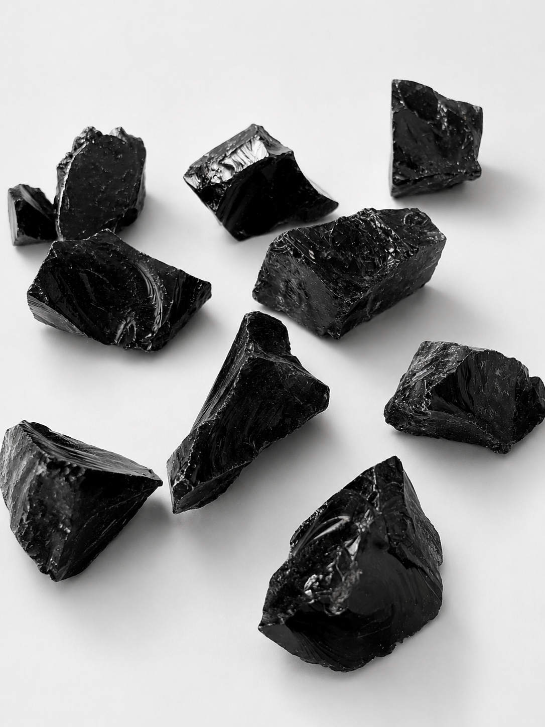 Obsidiana negra en bruto, detalle del brillo