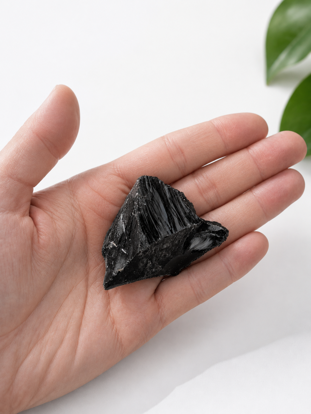 Obsidiana negra en bruto, otra vista de la piedra