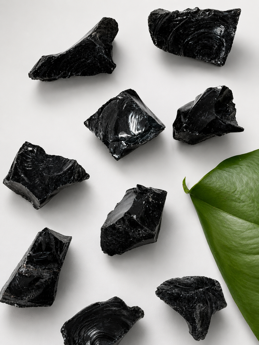 Obsidiana negra en bruto de brillo vítreo