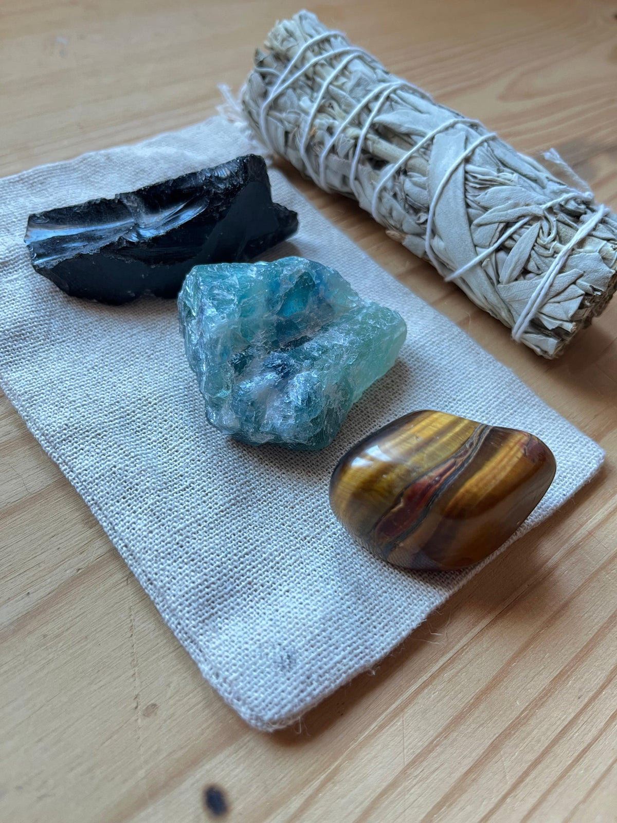 Pack para sesiones con péndulo: atado de salvia blanca, obsidiana, fluorita y ojo de tigre