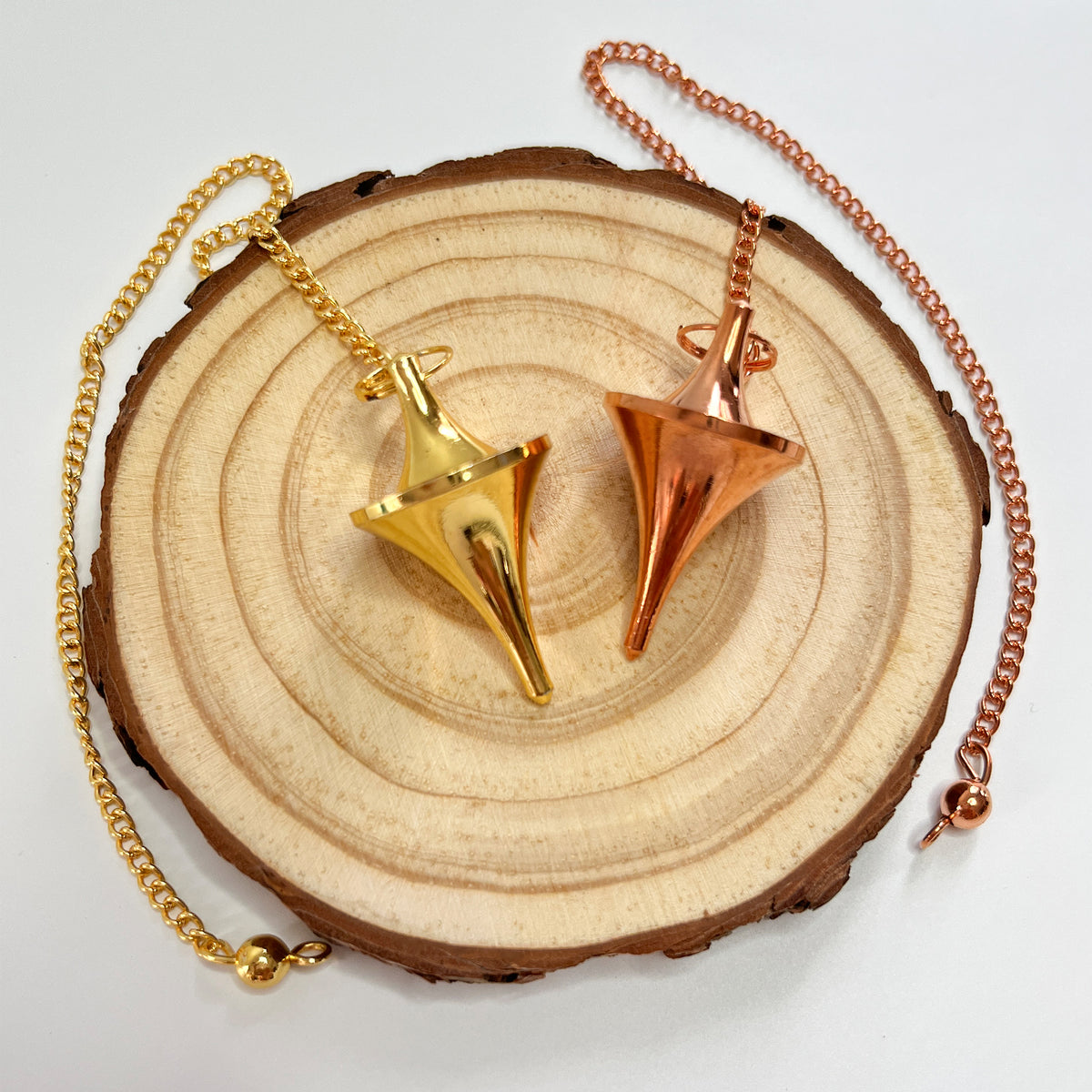 Péndulos doble cono de metal con su cadena dorado y cobre