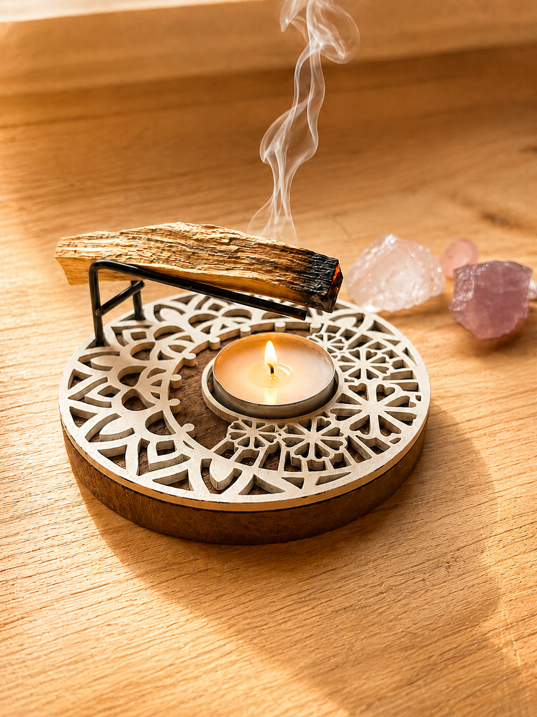 Quemador de madera con un palo santo apoyado