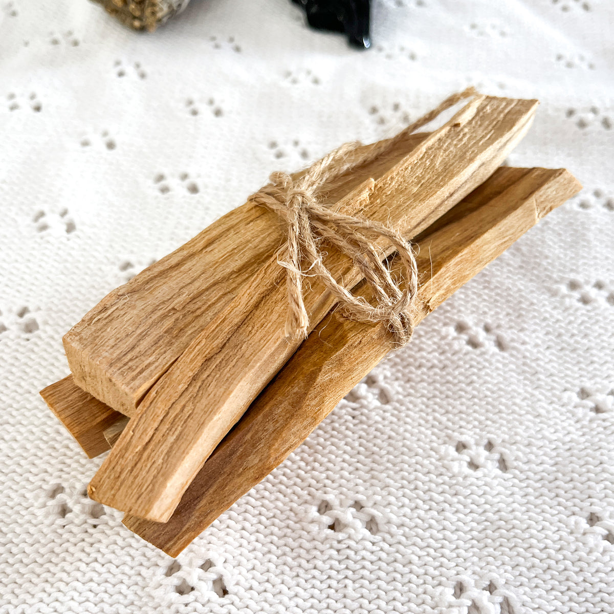 Cuatro varitas de palo santo natural para limpieza energética